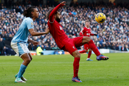 permainan-sepak-bola-dipimpin-oleh-Manchester-City-vs.-Liverpool