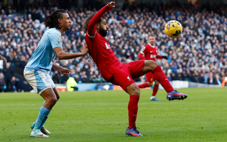 permainan-sepak-bola-dipimpin-oleh-Manchester-City-vs.-Liverpool